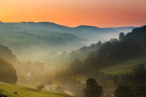 Brouillard matinal dans les montagnes — Photo