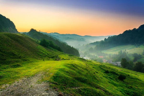 Colline près du village dans la brume du matin — Photo