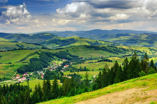 Панорамный вид на деревню в холмистой долине — стоковое фото