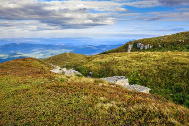 içi boş bir dağ üstüne taş