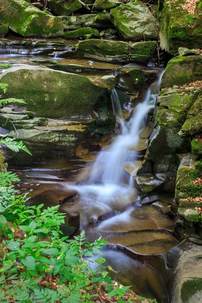 Bordo della cascata su un dirupo di pietre con muschio — Foto Stock