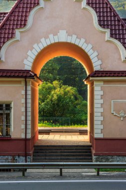 kemerli girişniño cerca del lago