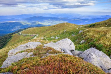 Yatay dağın zirvesinde çok büyük taşlar