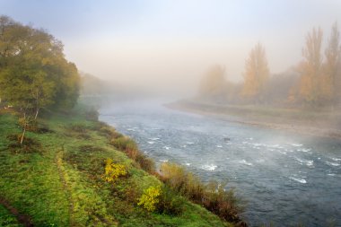 Sis sonbahar nehirde kaynar