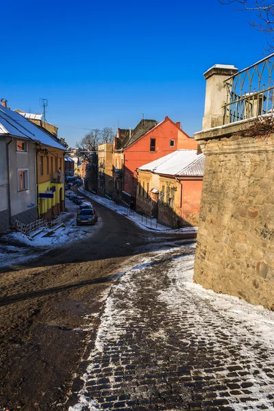 Chemins divergent dans la vieille ville hiver — Photo