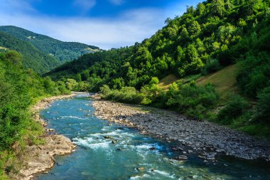 Rocky river beach dağ eteklerinde