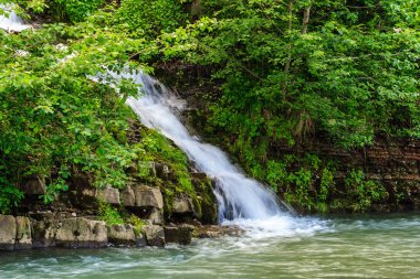 küçük bir dağ dere üzerinde küçük şelale
