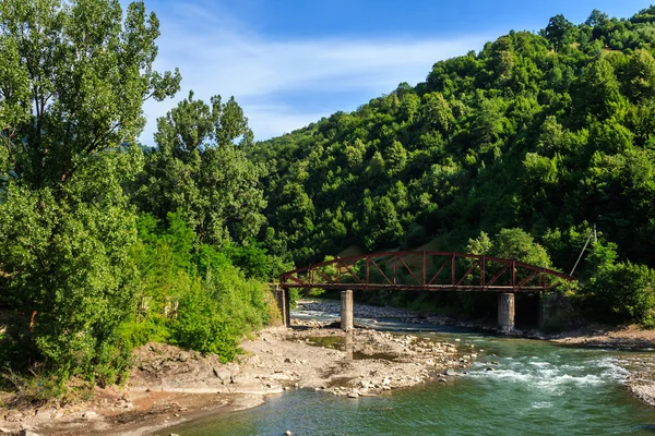 Régi fém híd a folyón-villát — Stock Fotó