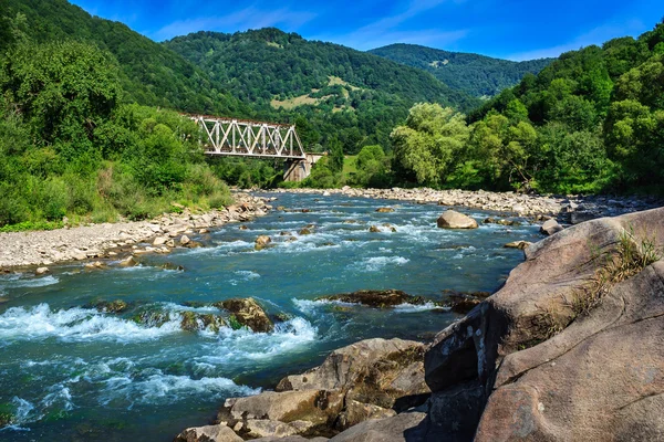 铁和石头在山区河流 — 图库照片