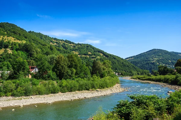 Meandry rzeki, u stóp góry — Zdjęcie stockowe