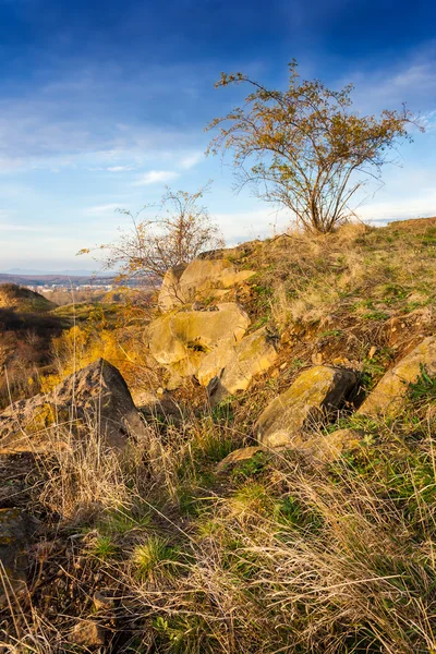 Yellow rocky slopes of the hill — Stock Photo, Image