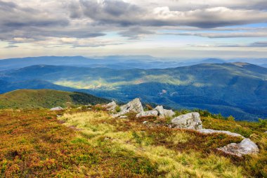 yol yakınındaki dağ üzerinde büyük taşlar