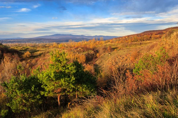 Valle y cordillera lejana en otoño. vertical — Foto de Stock