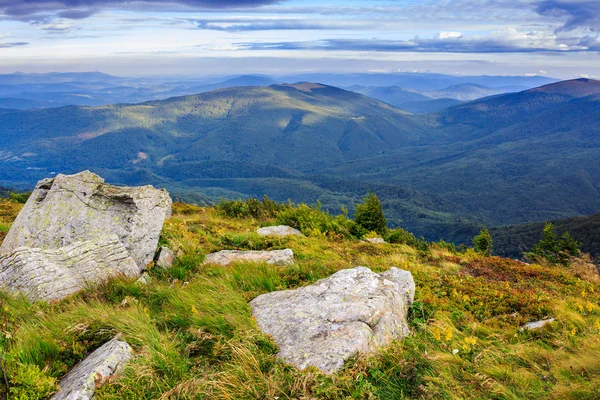 Riesige Steine in der felsigen Klippe — Stockfoto