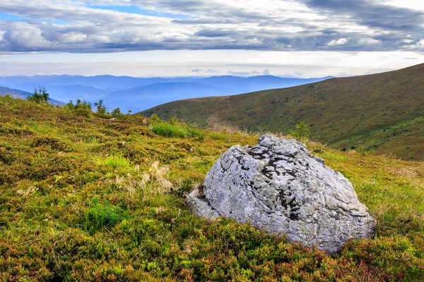 Horské panorama s velkými rock na kopci — Stock fotografie