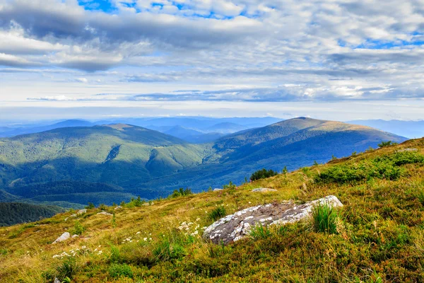 Panorama de montaña con gran roca en la ladera — Foto de Stock