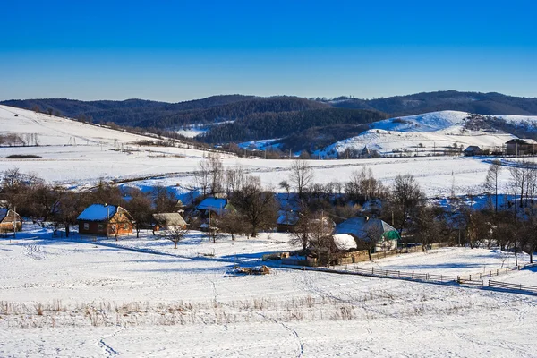 Paisagem de inverno vista da aldeia — Fotografia de Stock