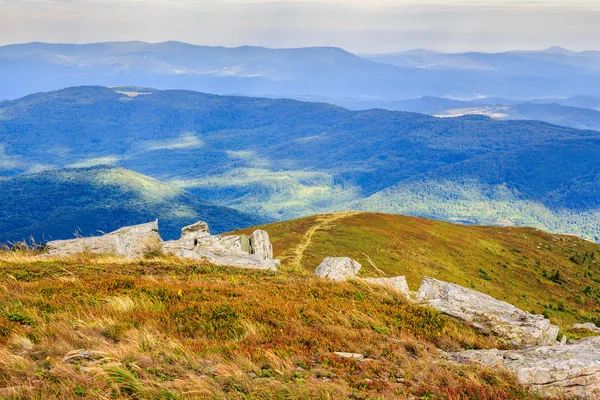 Passo a passo no topo da colina que conduz às montanhas — Fotografia de Stock