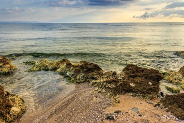 Dalga kumlu plaj kayalar üzerine rulo