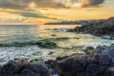 Sunrise dünya kenar dalgalar çökmesini ile deniz kenarında