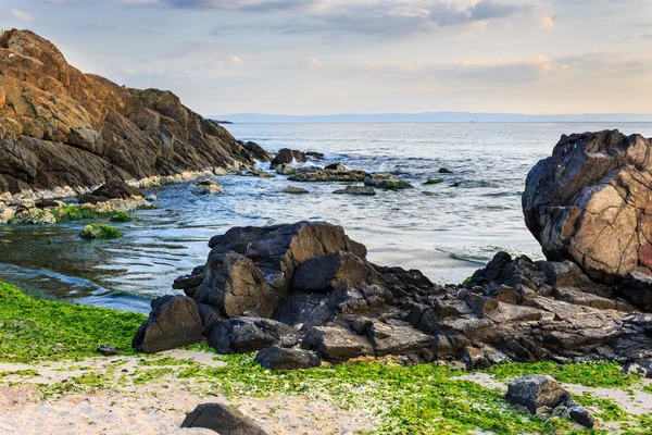 Mořské pobřeží s kameny po bouři — Stock fotografie