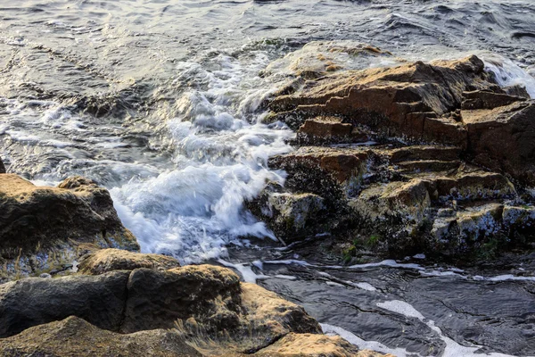 Vague de mer brise sur les rochers — Photo