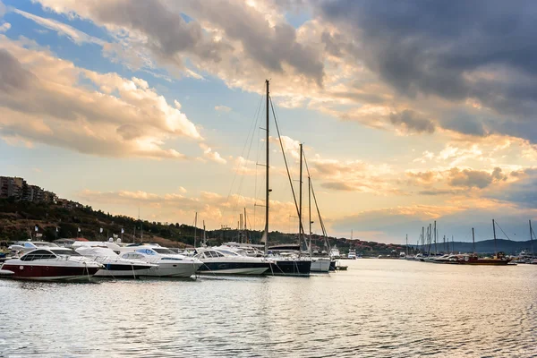 Akşam fırtına için bekleyen iskelede yat — Stok fotoğraf