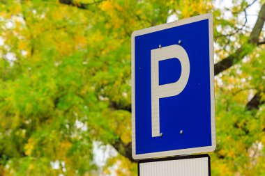 parkta sarı yeşillik zemin otopark yol levhası