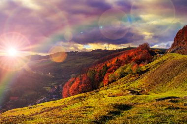 ışık demeti ile sonbahar dağ ormanda hillside düşüyor
