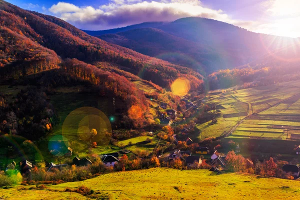 Faisceau lumineux tombe à flanc de colline avec forêt d'automne en montagne — Photo