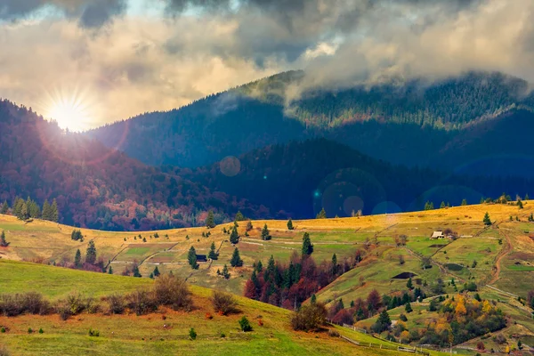 Kırmızı ve sarı orman ile sonbahar hillside — Stok fotoğraf