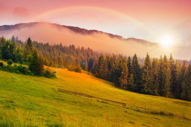 soğuk siste Dağları üzerinde sıcak gündoğumu