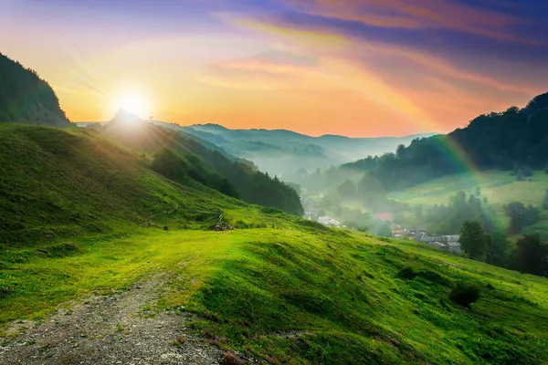 Hillside içinde sabah sis köyü yakınlarında