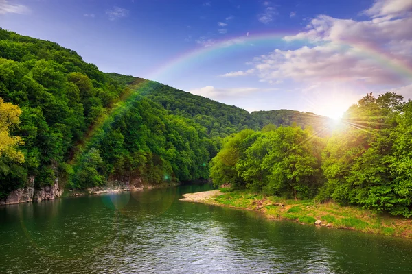 Río fluye por la orilla rocosa cerca del bosque de montaña de otoño — Foto de Stock