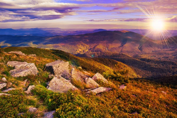 Haz de luz cae en la montaña rocosa con bosque de otoño — Foto de Stock