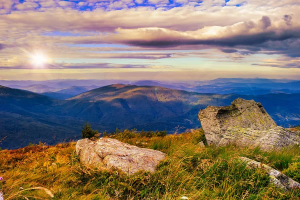 Faisceau lumineux tombe sur une montagne rocheuse avec forêt d'automne — Photo