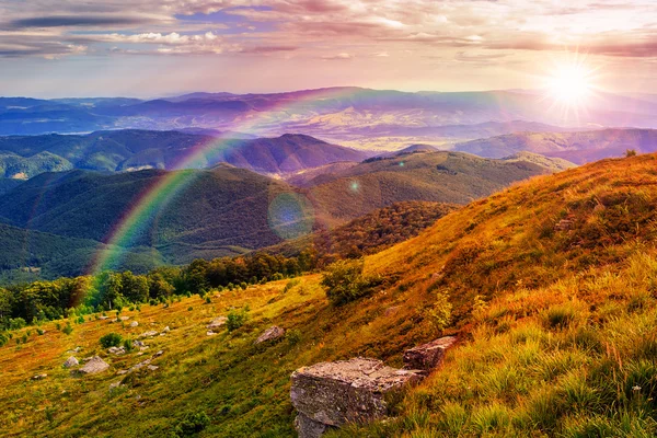 Lumière sur la pente de montagne en pierre avec forêt — Photo