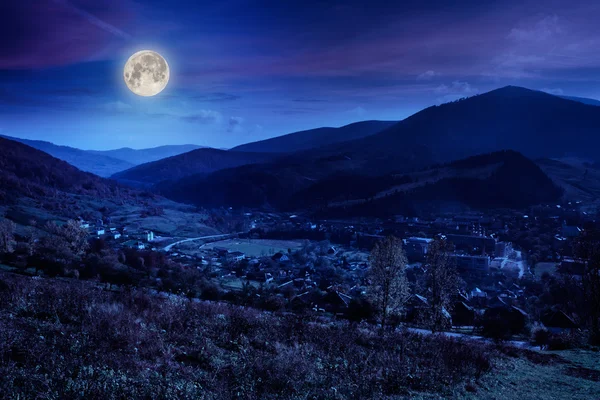 Lumière de lune au-dessus du village et de la colline — Photo