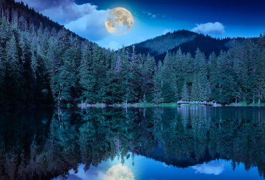 gece yarısı dağ gölü