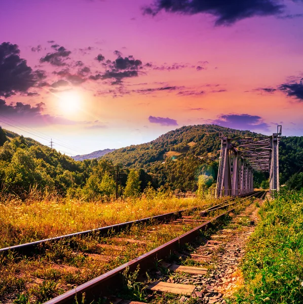 Sabah treni metal Köprüsü Dağları — Stok fotoğraf