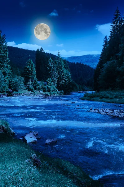 Berg flod på natten — Stockfoto