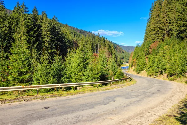 Horská silnice v blízkosti lesa — Stock fotografie