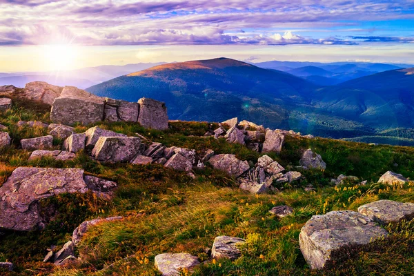 Stenen op een heuvel tegenover de berg — Stockfoto