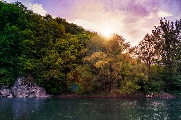 Fiume selvaggio di montagna in una giornata estiva limpida — Foto Stock