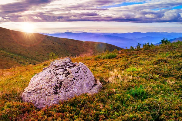 Panorama de montaña con gran roca en la ladera — Foto de Stock