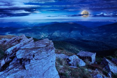 dağ çayır üzerinde dev taş