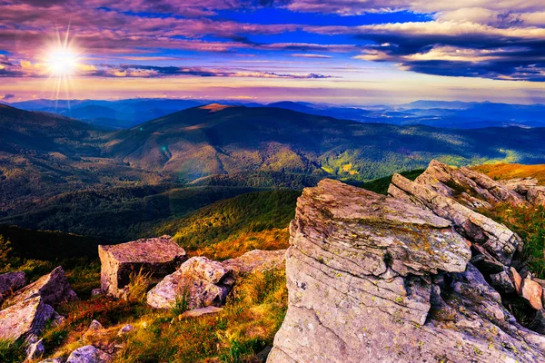 Dağ çayır üzerinde dev taş — Stok fotoğraf