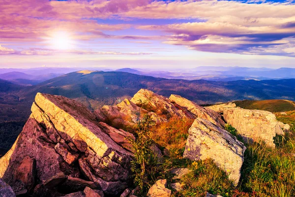 Rocky ledge at the mountain top — Stok fotoğraf