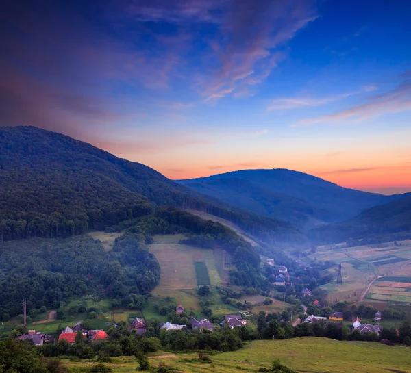 Světelný paprsek se vrhne na svahu s podzimní Les v horských — Stock fotografie