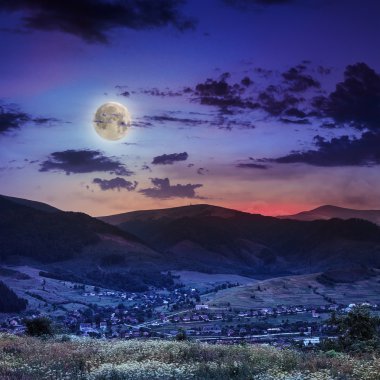 ışık demeti ile sonbahar dağ köyünde hillside düşüyor